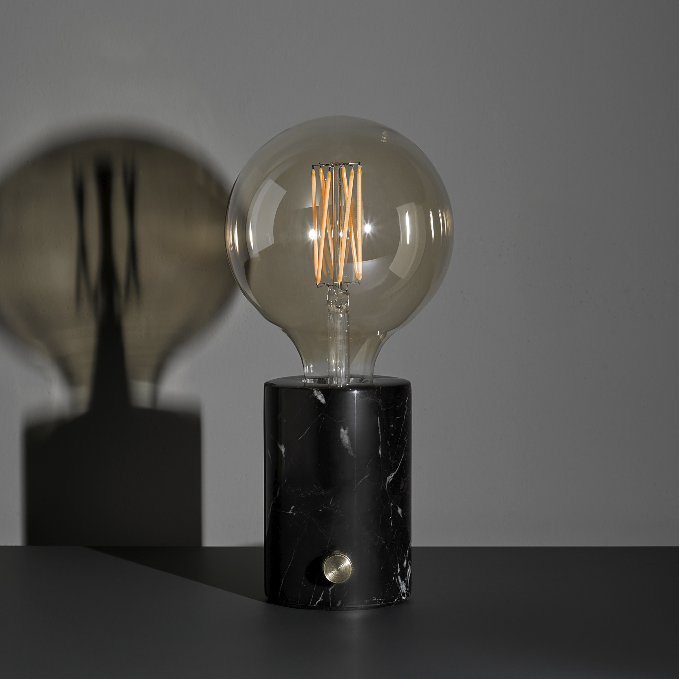 lampe moderne en marbre avec ampoule apparente