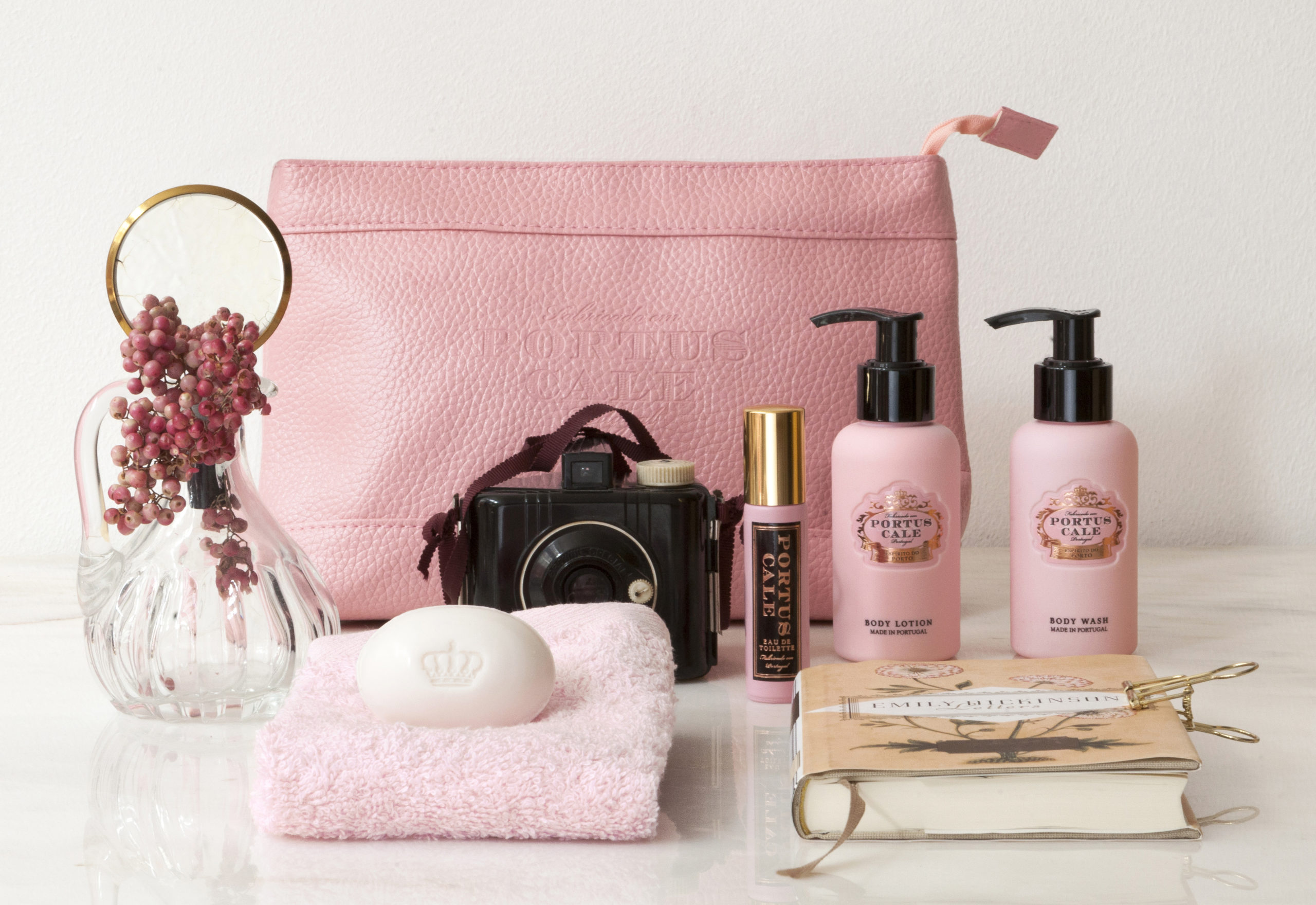 trousse et produits de voyage