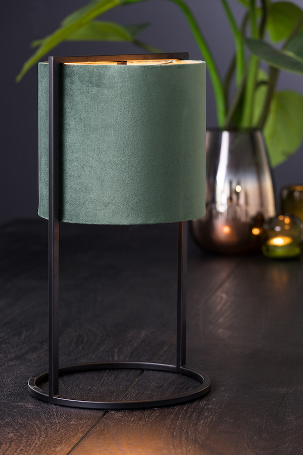 lampe verte et métal noir